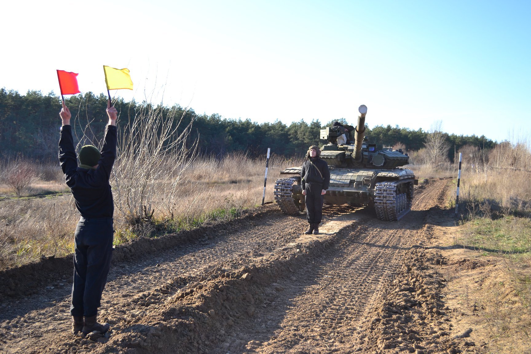 Харьковские курсанты-танкисты учились вождению (фото)