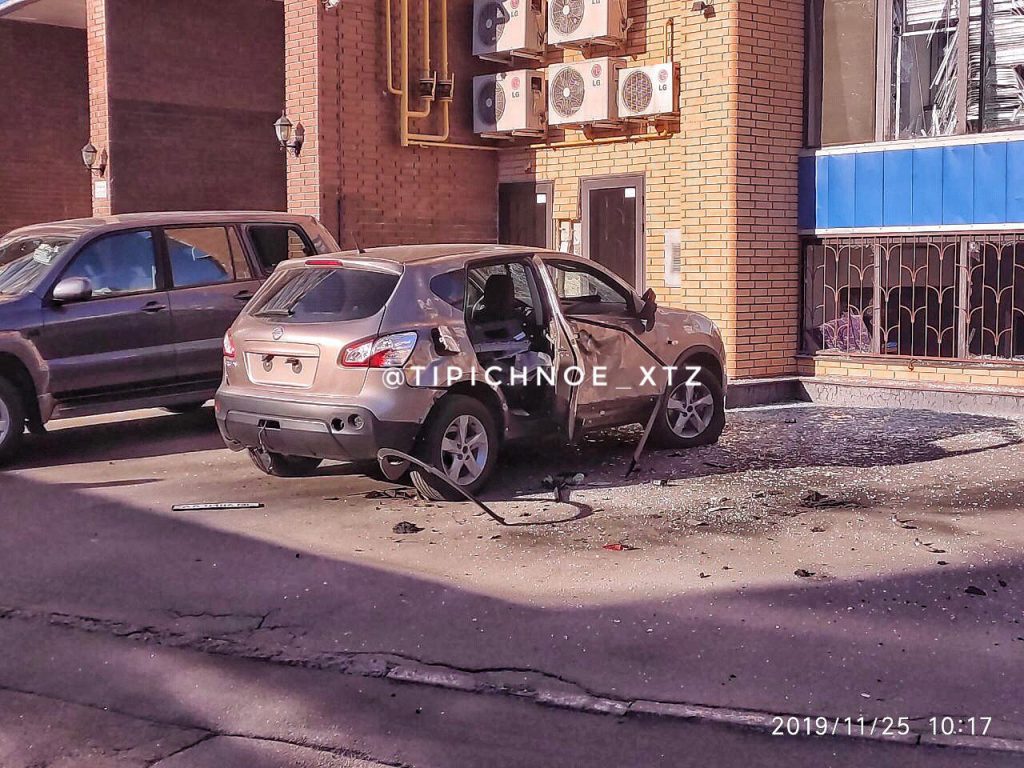 На парковке в Харькове сработало взрывное устройство (фото)
