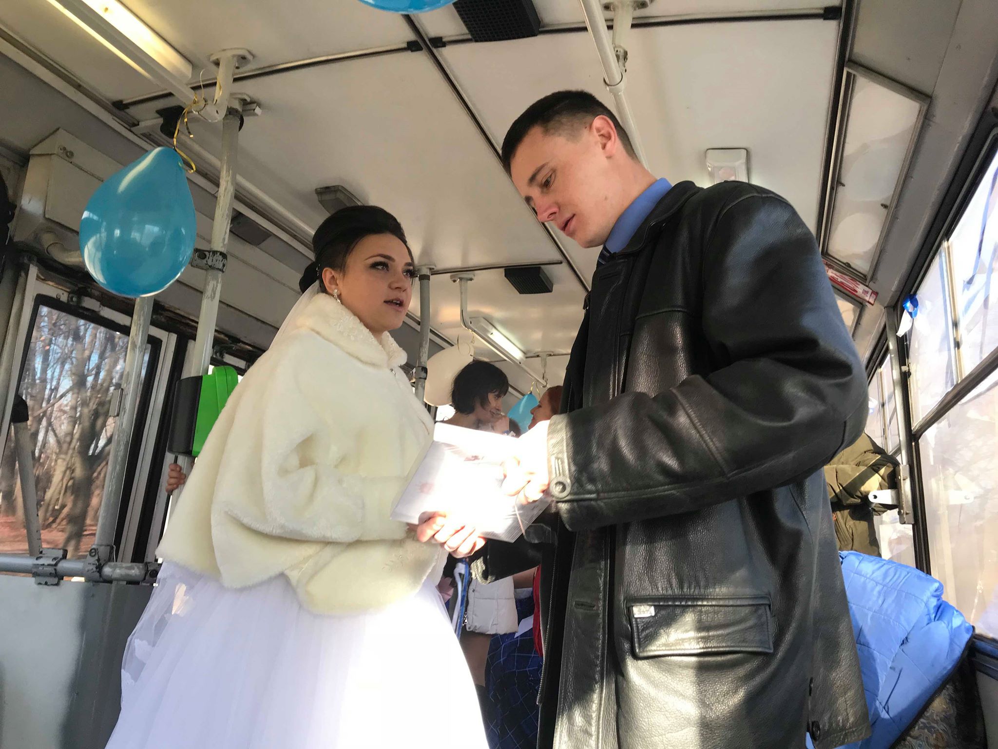 Водитель и кондуктор сыграли свадьбу в троллейбусе. Фото