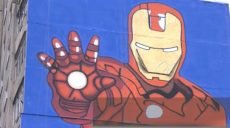 Супергерой Marvel добрался до стены харьковской многоэтажки (фото)