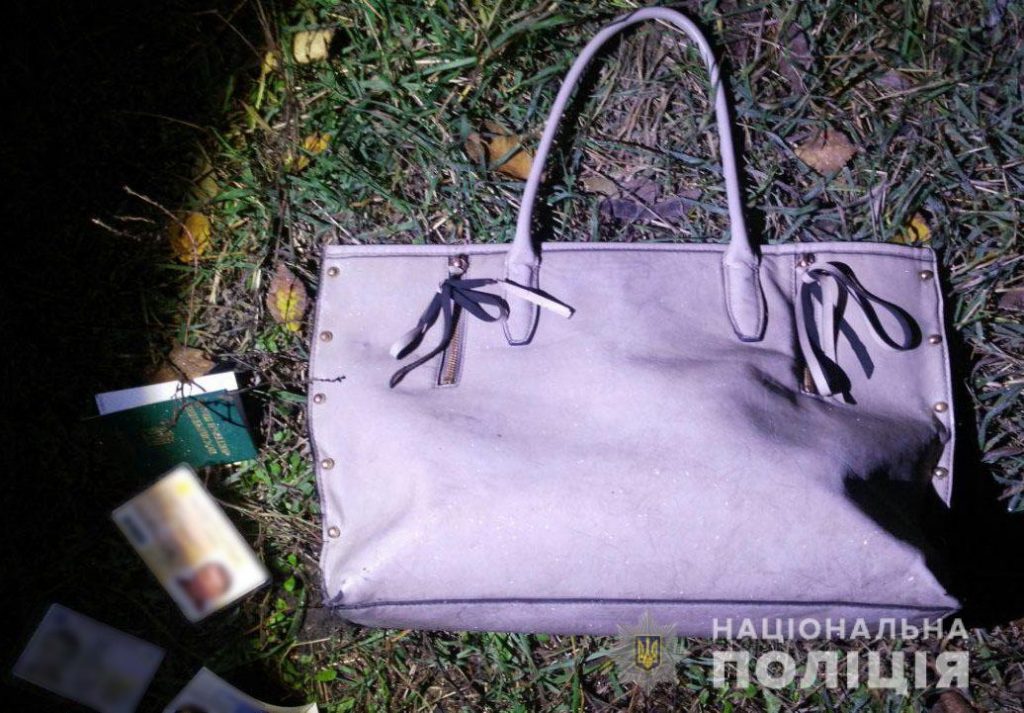 Мужчина ограбил женщину у метро: забрал сумку со всеми документами и деньгами