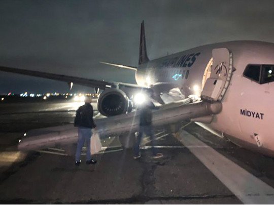 Одесский аэропорт заблокирован: самолет без шасси совершил жесткую посадку