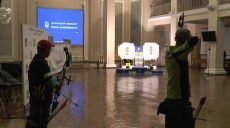 В Харькове стреляли из лука в колонном зале
