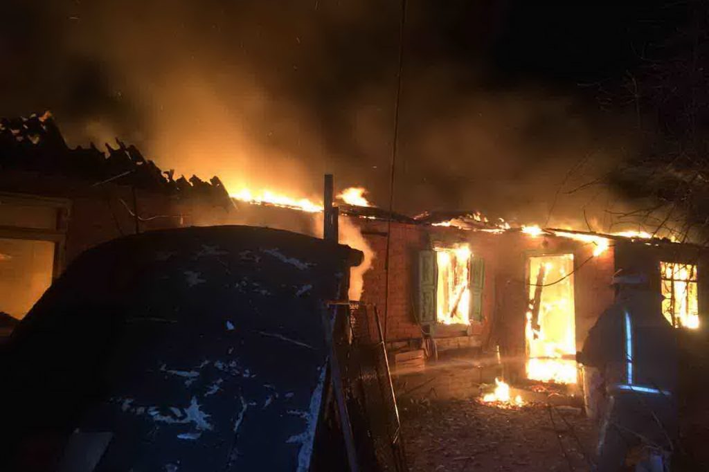 Спасатели оперативно ликвидировали пожар в пристройке, спасая жилой дом (фото)