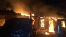 Спасатели оперативно ликвидировали пожар в пристройке, спасая жилой дом (фото)