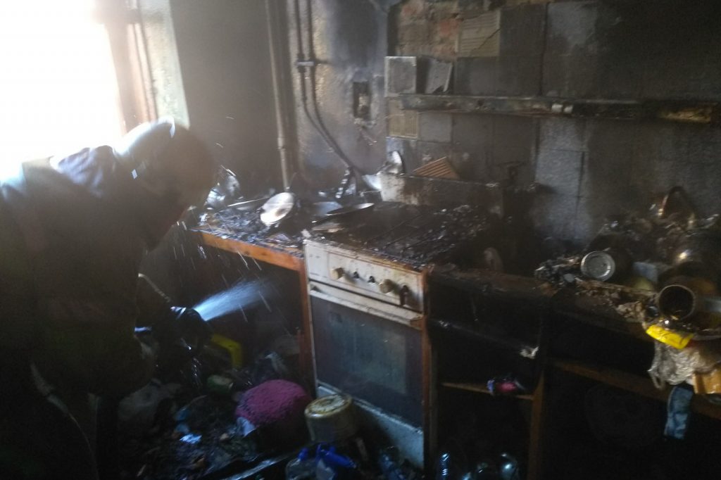 В Харькове горел четырехэтажный дом. Эвакуировали девятерых жильцов (фото)