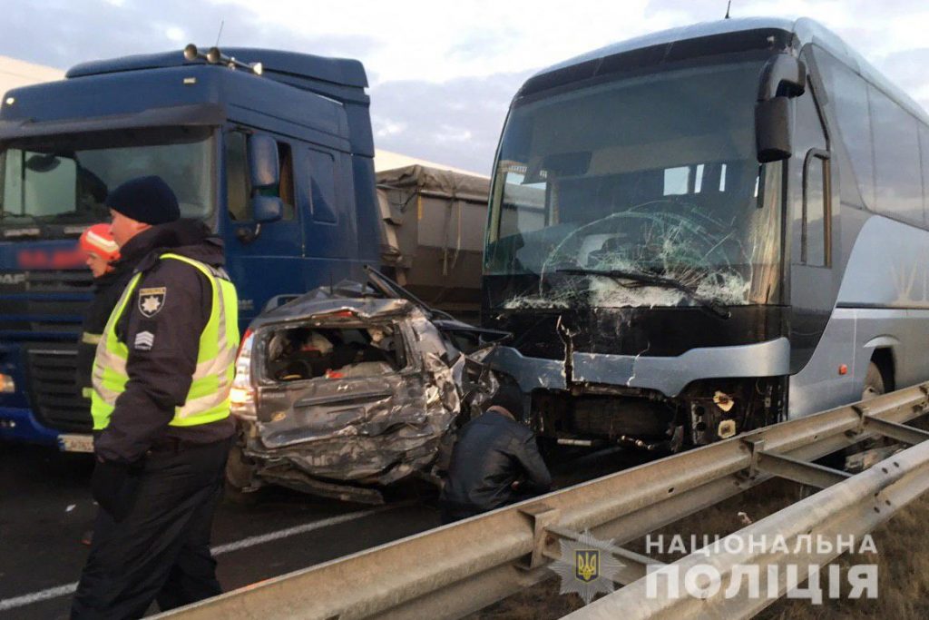 В ДТП в Умани попали 5 грузовиков, 5 легковушек и 1 автобус на Варшаву (фото)