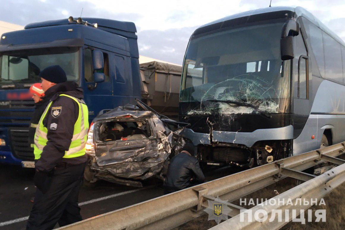 В ДТП в Умани попали 5 грузовиков, 5 легковушек и 1 автобус на Варшаву (фото)