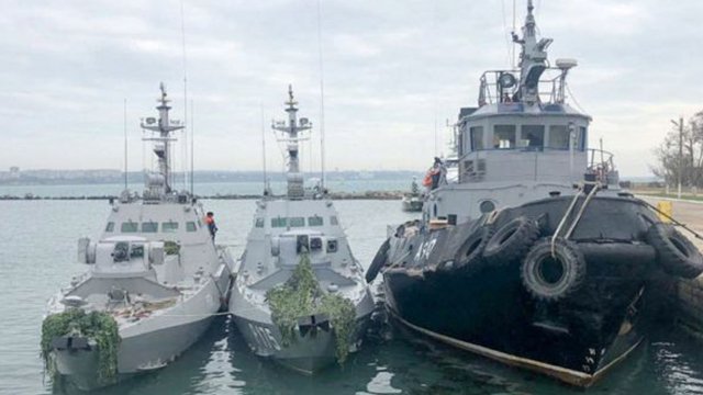 Россия возвращает Украине корабли, захваченные в Керченском проливе (видео)