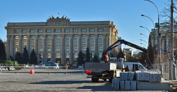 Движение транспорта на части пл. Свободы ограничено до новогодних праздников