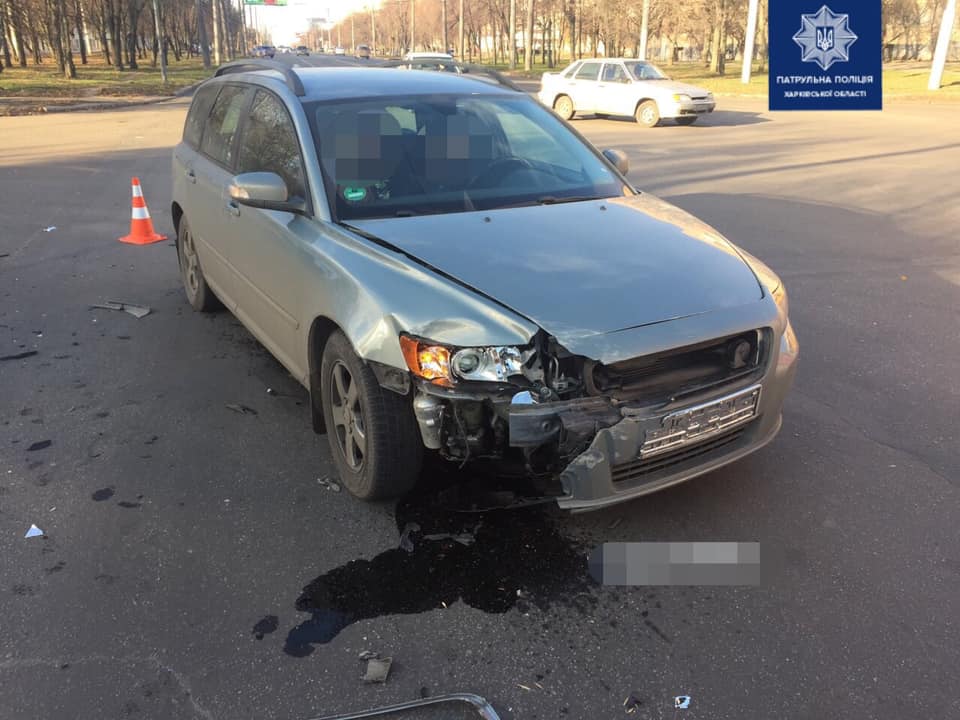 На ул. Харьковских Дивизий столкнулись ВАЗ и Volvo