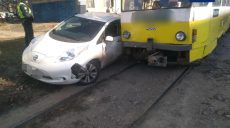 На Салтовке Nissan Leaf «подрезал» трамвай (фото)