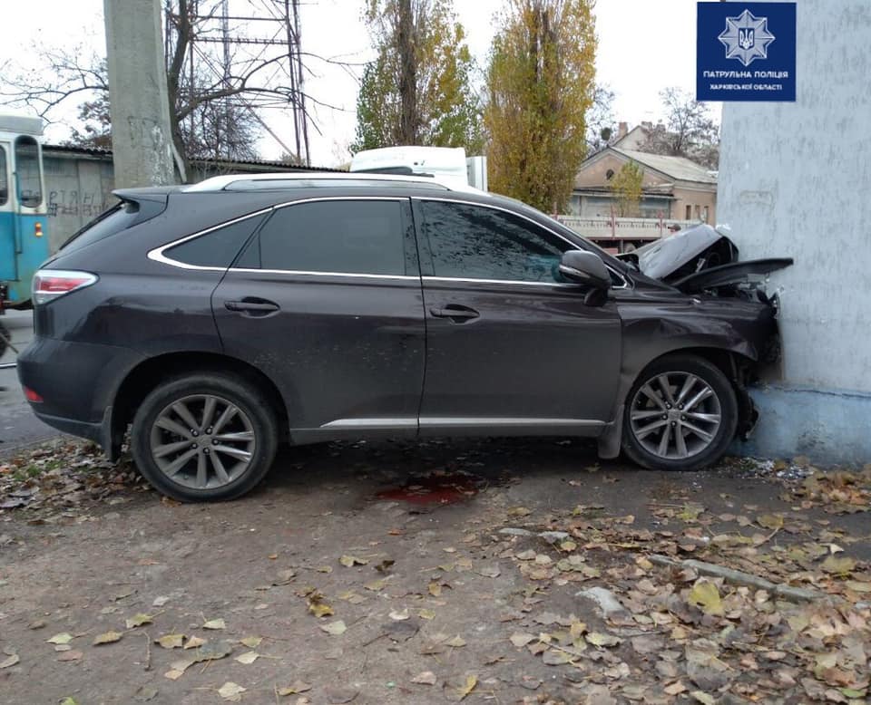 В Харькове Lexus врезался в стену дома (фото)