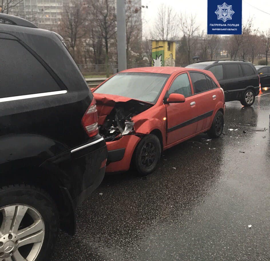 На пр. Науки столкнулись Mersedes, KIA и Opel (фото)