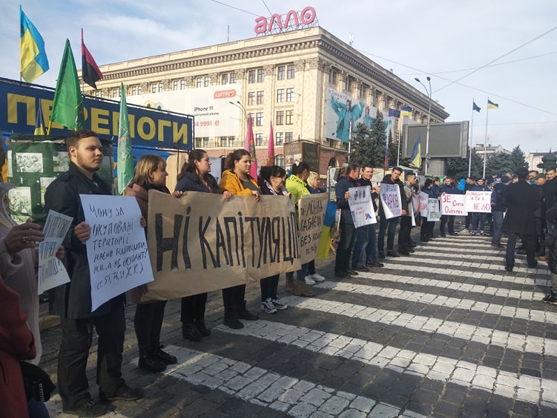В Харькове на площади Свободы активисты ждут Зеленского (фото, видео)