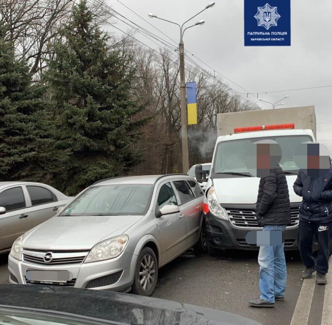 На Белгородском шоссе столкнулись четыре автомобиля (фото)