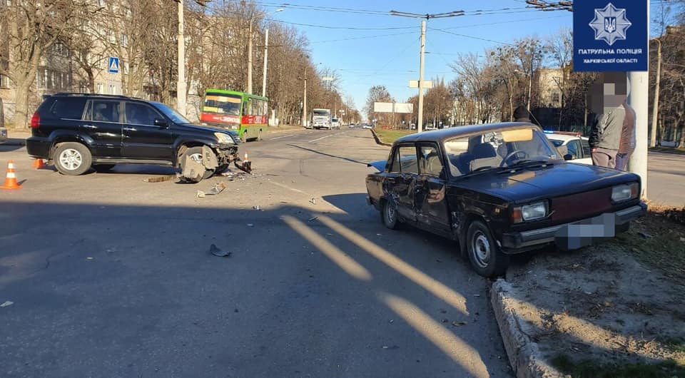 На бул. Богдана Хмельницкого Lexus не пропустил вперед ВАЗ (фото)