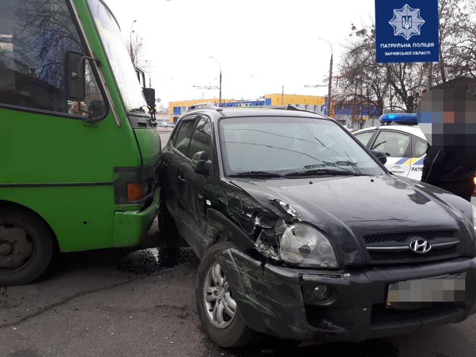 В Харькове автобус попал в ДТП (фото)