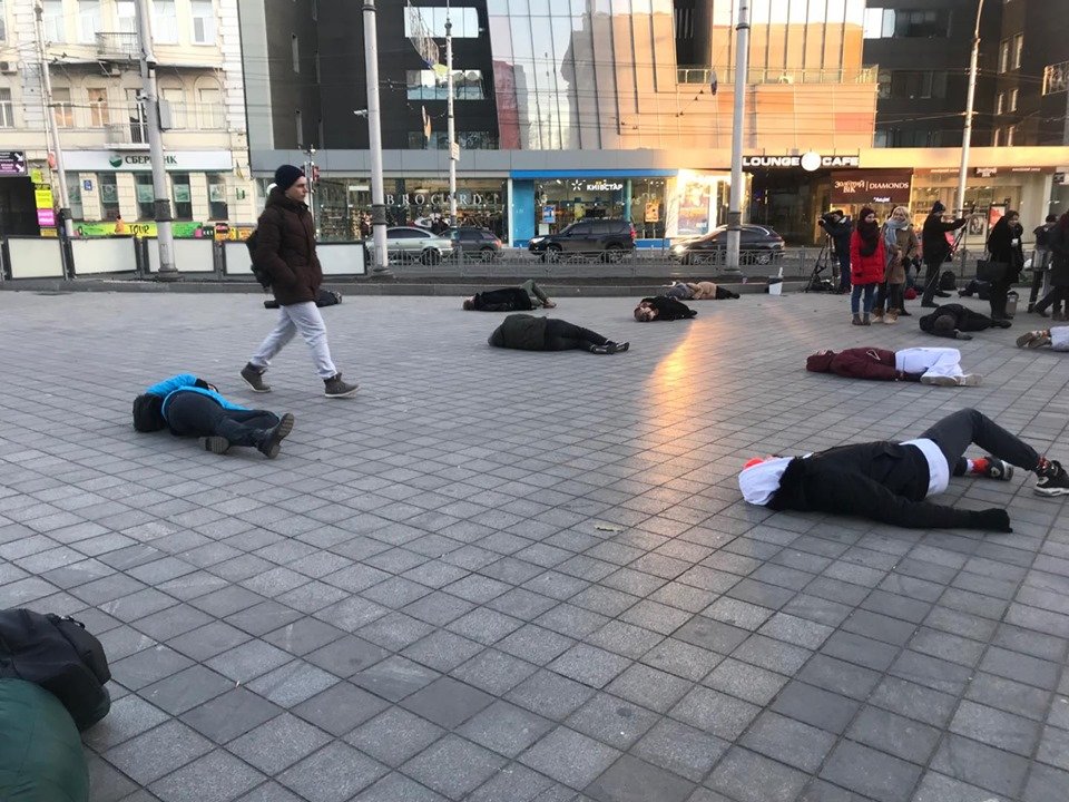 День памяти жертв Голодомора. Харьковчане лежат на асфальте (фото)