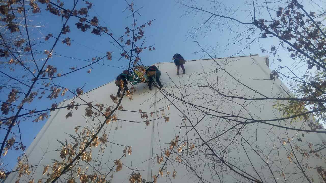 В центре Харькова монтируют новый мурал (фоторепортаж)