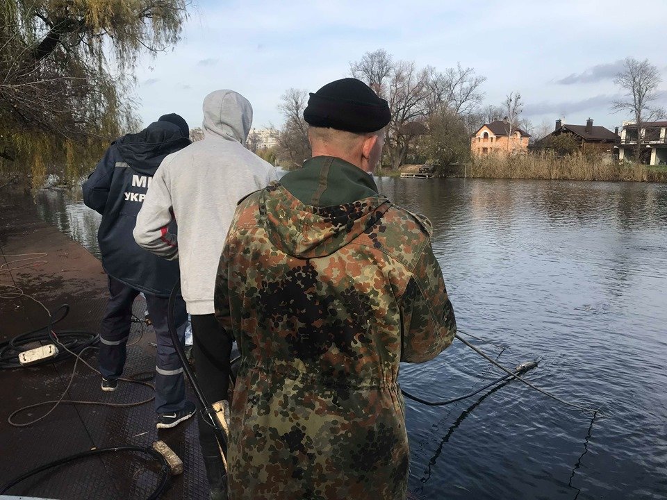 В Журавлевском гидропарке водолазы погрузились в воду (фоторепортаж)