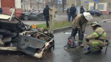 Спасатели деблокировали 80-летнего мужчину из смятого в ДТП авто (фото)