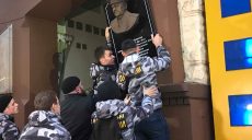У Харкові націоналісти зірвали меморіальну дошку генералу КДБ (відео)