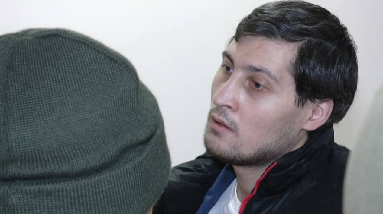 Изнасиловал школьницу, пенсионерку и убил 2 кошек: обвиняемого впервые опросят в суде