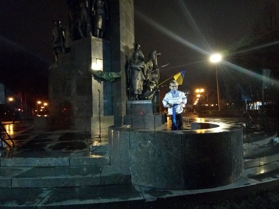 Шестую годовщину харьковского Евромайдана отметили детской патриотической песней (фото)