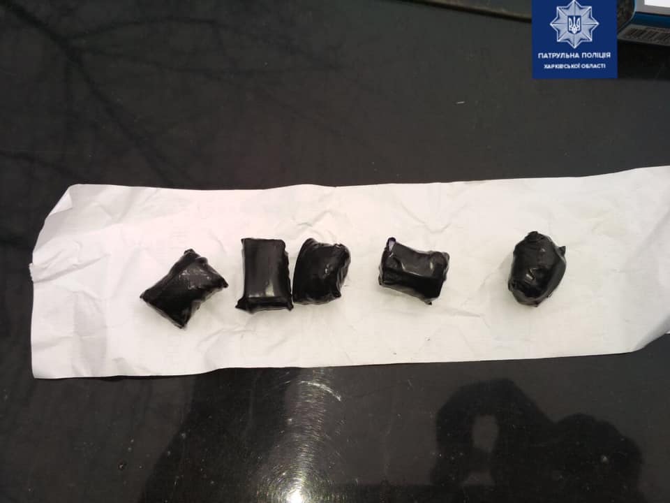 5 свертков с наркотиками нашли патрульные в карманах у харьковчанина