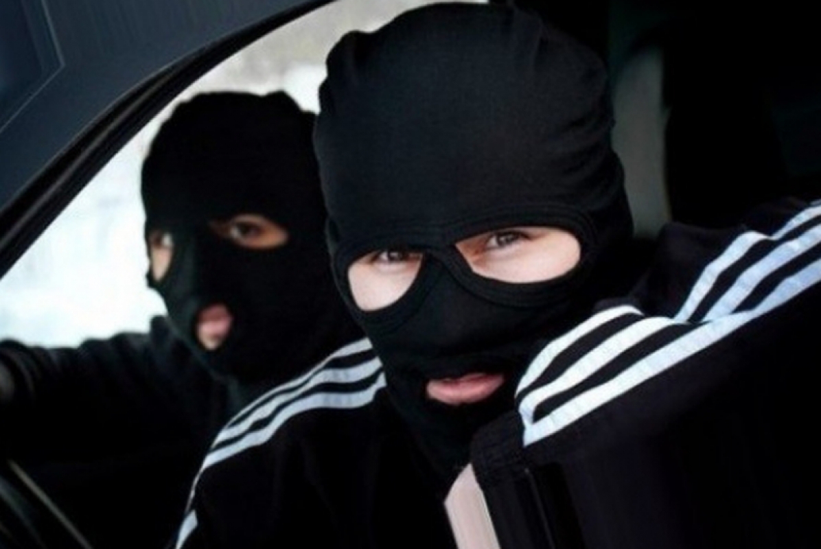 8 мужчин в балаклавах проследили за харьковчанкой и ограбили ее квартиру