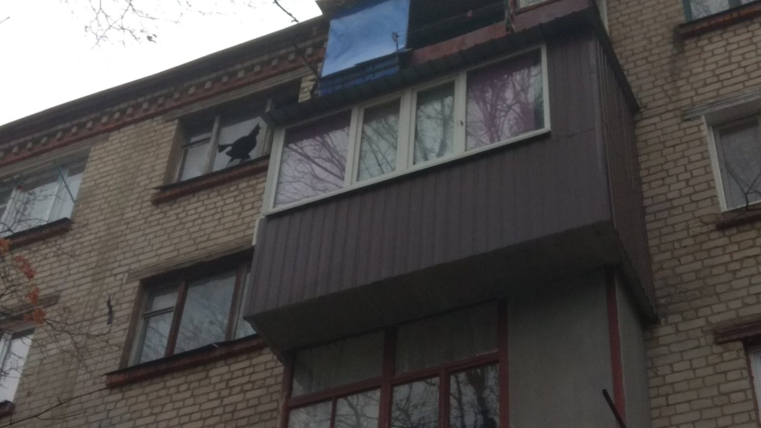 Женщина оказалась в ловушке своей горящей квартиры