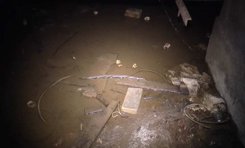 Мешканці будинку на просп. Жуковського понад 20 років просять про ремонт труб (відео)
