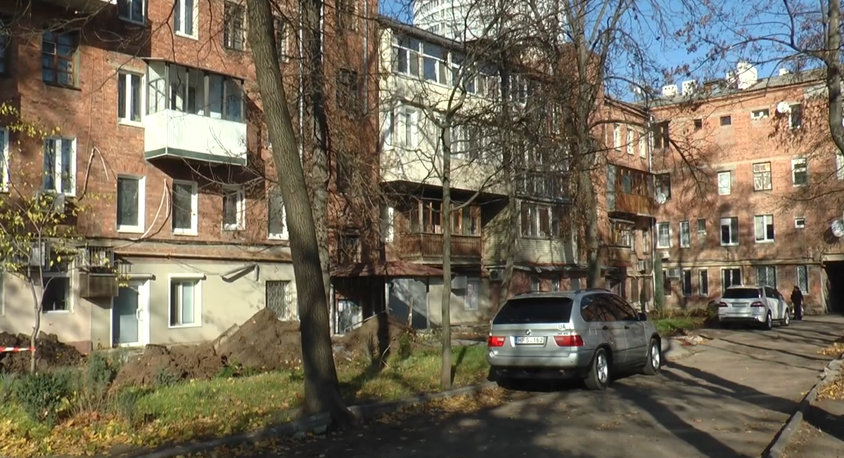 Працівники «ХТМ» пояснили, чому деякі будинки в місті досі не опалюються (відео)