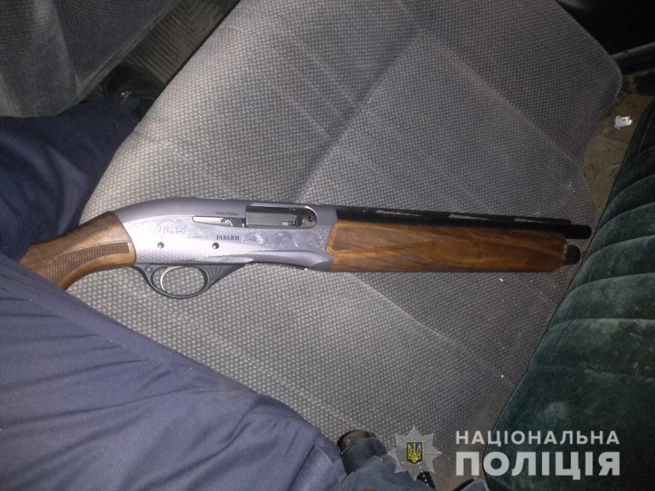 Менял колесо автомобиля у моста и попался на хранении оружия