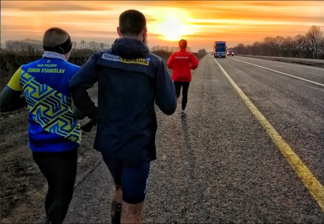 Харків’янин втратив 5 кілограмів ваги під час забігу у 150 кілометрів (відео)