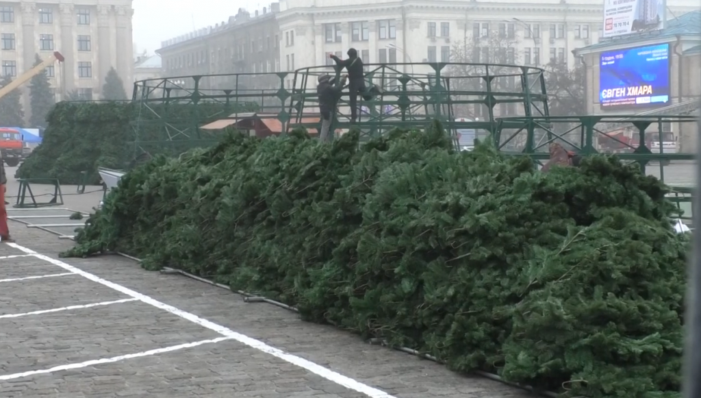 У центрі Харкова розпочалася підготовка до новорічних та різдвяних свят (відео)