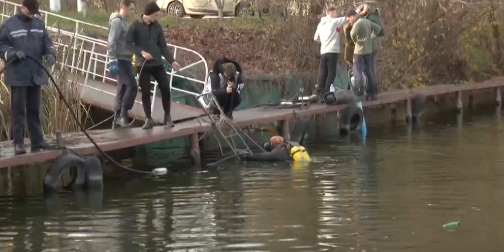 Харківські водолази дістали металеві труби з Журавлівського водосховища (відео)