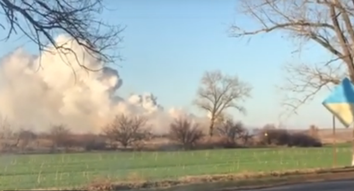 В Балаклее на военном арсенале прозвучали взрывы (видео)