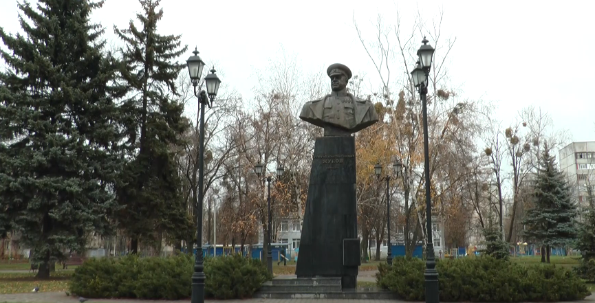 У Харкові облили червоною фарбою пам’ятник Жукову (відео)