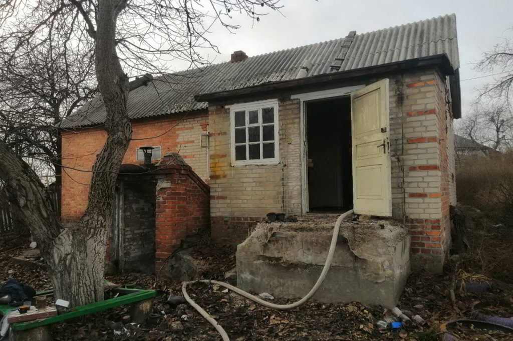 В Дергачах при пожаре погиб хозяин горящего дома (фото)