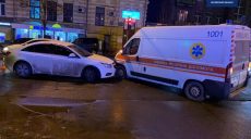Машина скорой помощи попала в аварию, направляясь на вызов (фото)