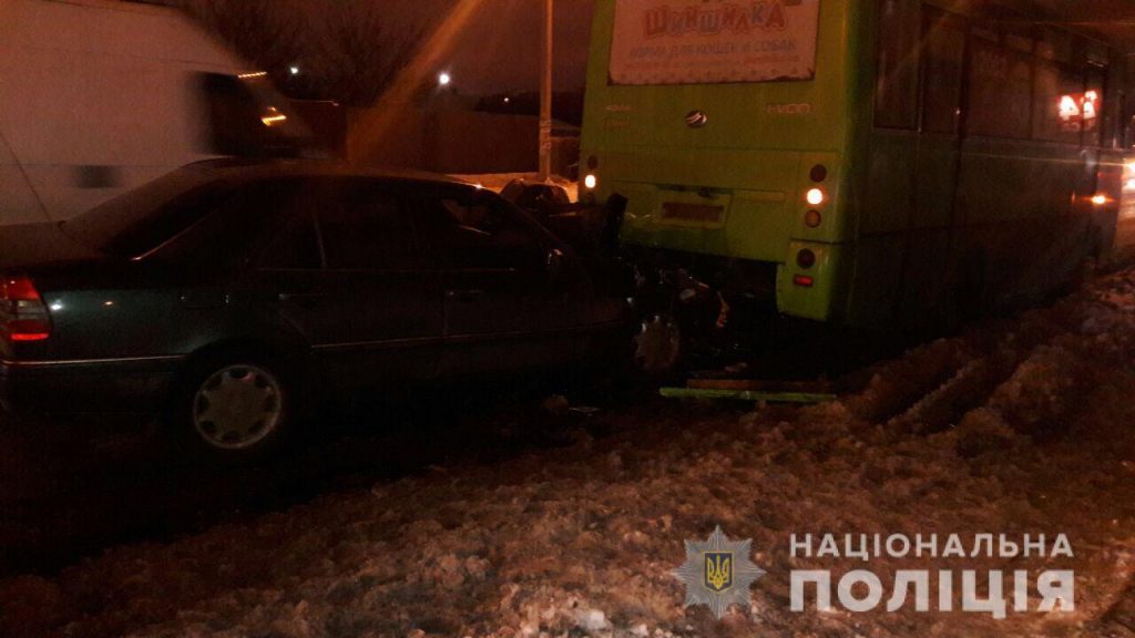 В Харькове Mercedes въехал в маршрутный автобус (фото)