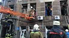Пожар в Одесском колледже. Спасатели разбирают завалы (фото)