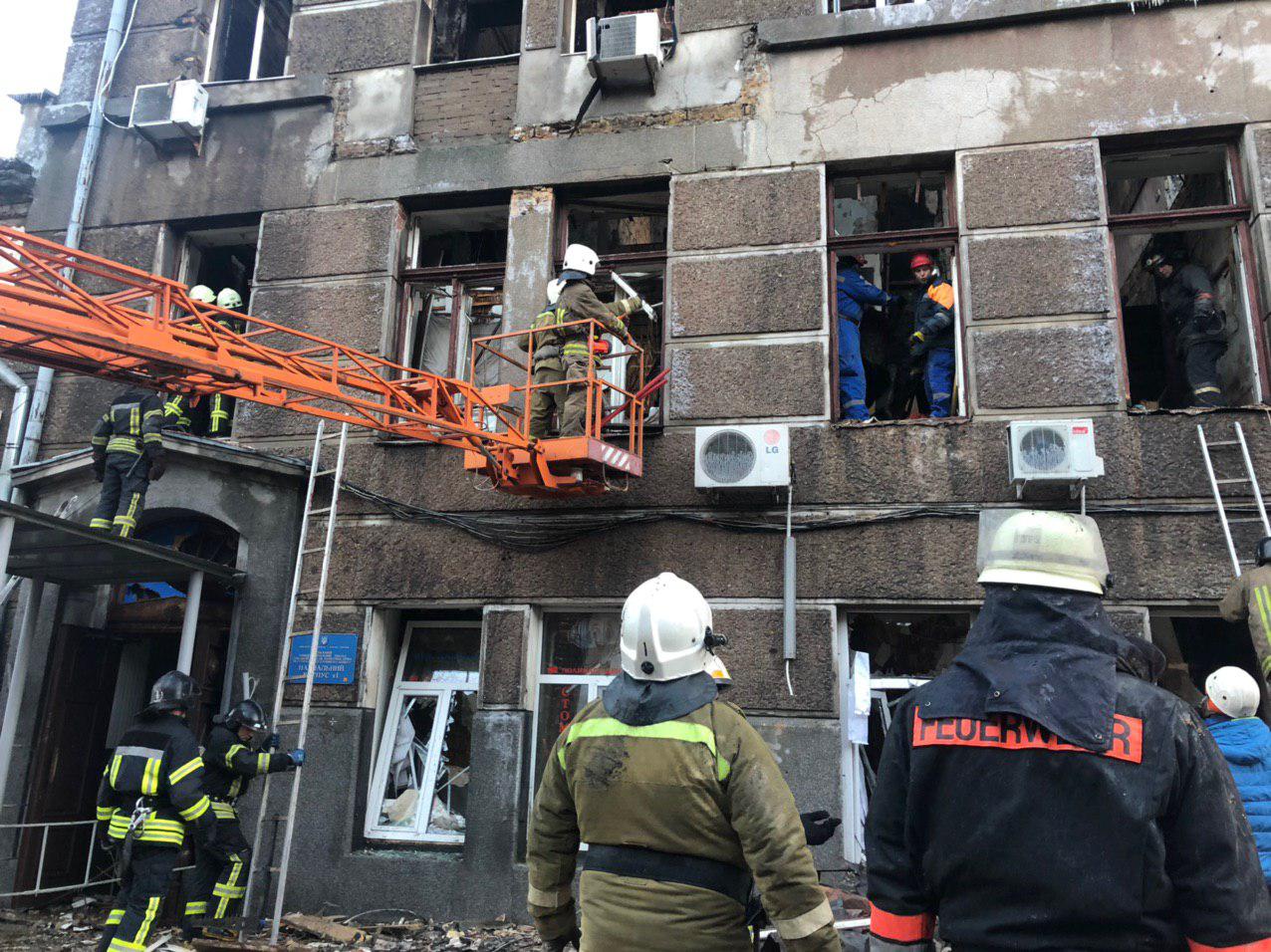Пожар в Одесском колледже. Спасатели разбирают завалы (фото)