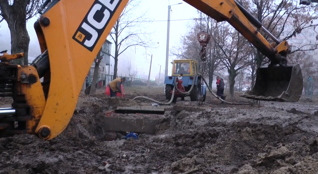 Харківські комунальники продовжують усувати пошкодження на водопроводах (відео)