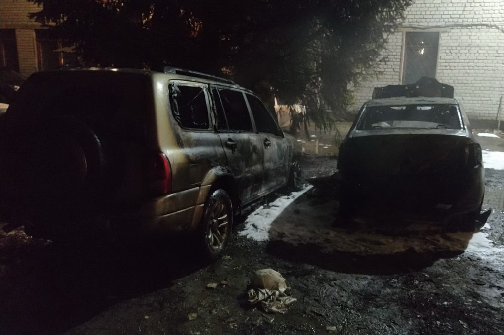 На Харьковщине на парковке сгорели иномарки (фото)