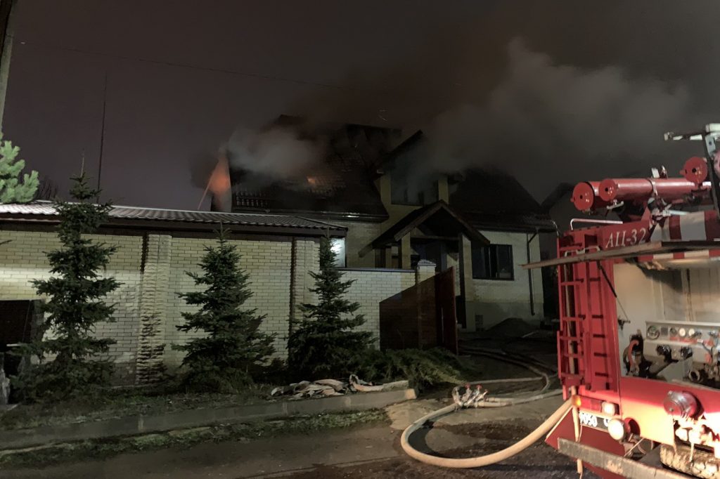 На Харьковщине горел двухэтажный особняк (фото)