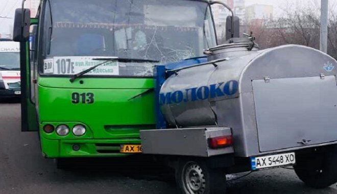 Маршрутка попала в ДТП на Гвардейцев Широнинцев (фото)