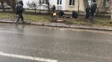 В Пятихатках на асфальте лежит человек без признаков жизни (фото)